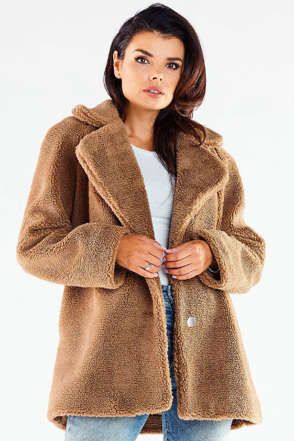 Manteau en fausse fourrure camel ample col large fermeture pressionnée poches latérales doublure en tissu polyester 100% Pologne femme automne hiver