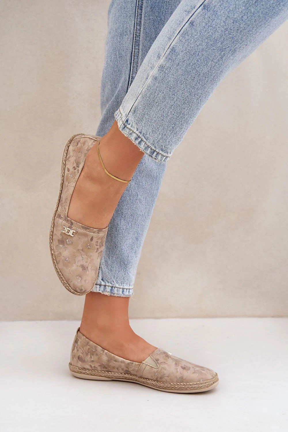 Espadrille femmes cuir suédé design moderne motif subtil semelle tressée décoration dorée confort estival style décontracté occasion estivale