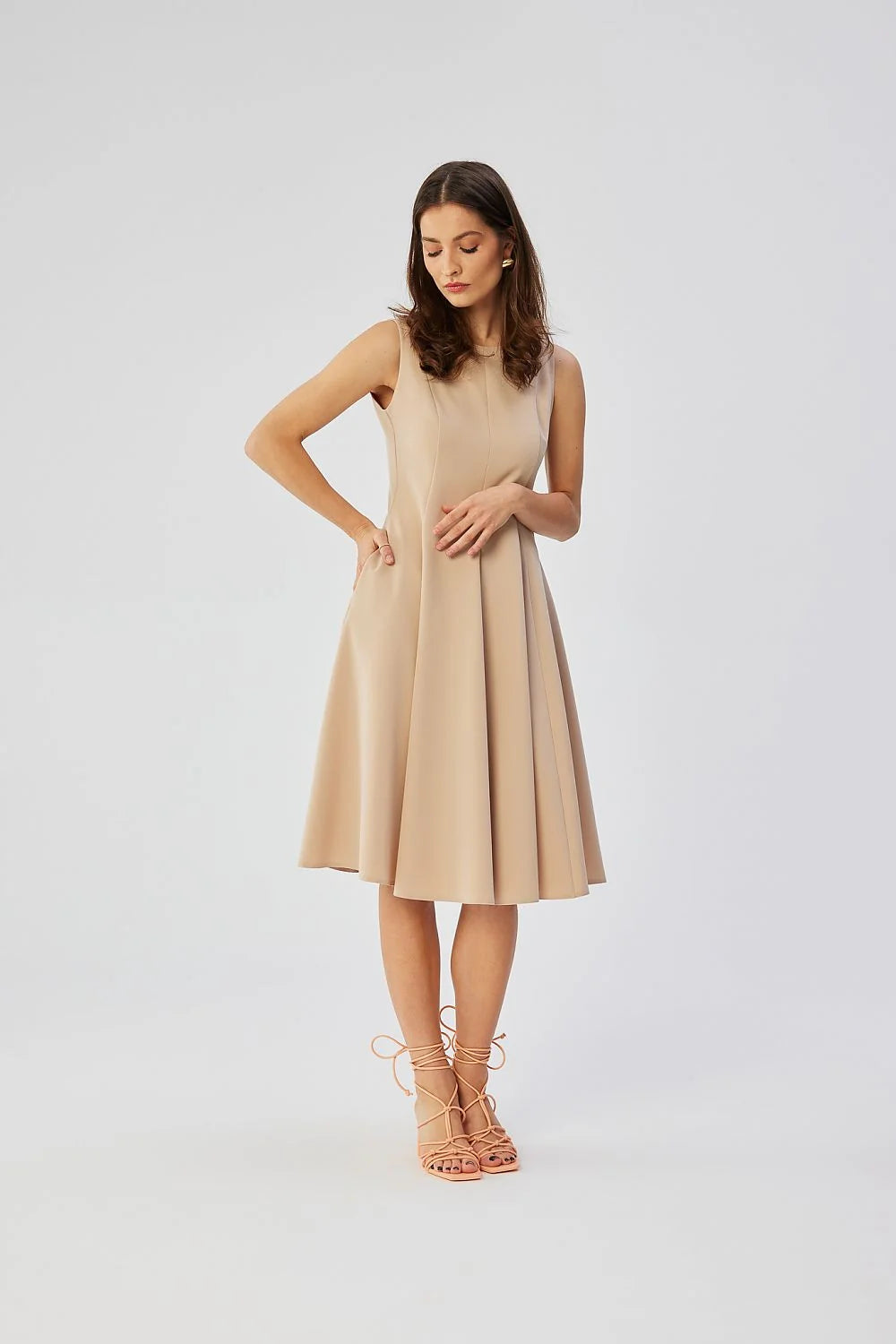 Robe de jour Stylove sans manches beige ajustée taille marquée jupe évasée plissée sandales assorties femmes