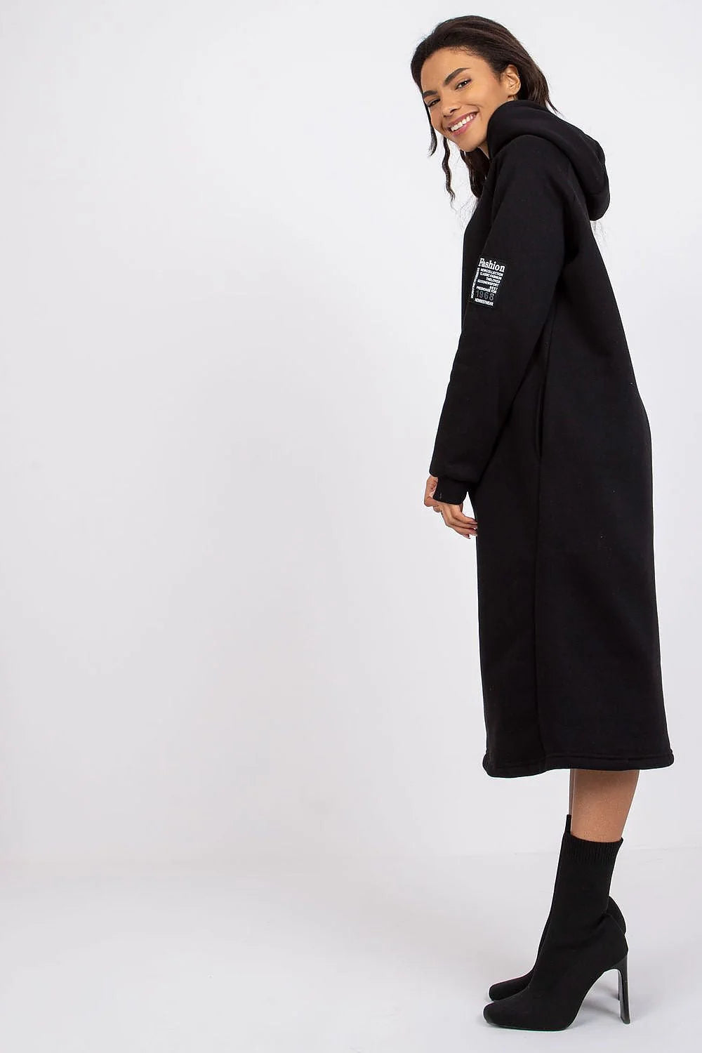 Robe sweatshirt femme moderne confortable capuche poches manches longues couleur noire polyvalente occasion décontractée