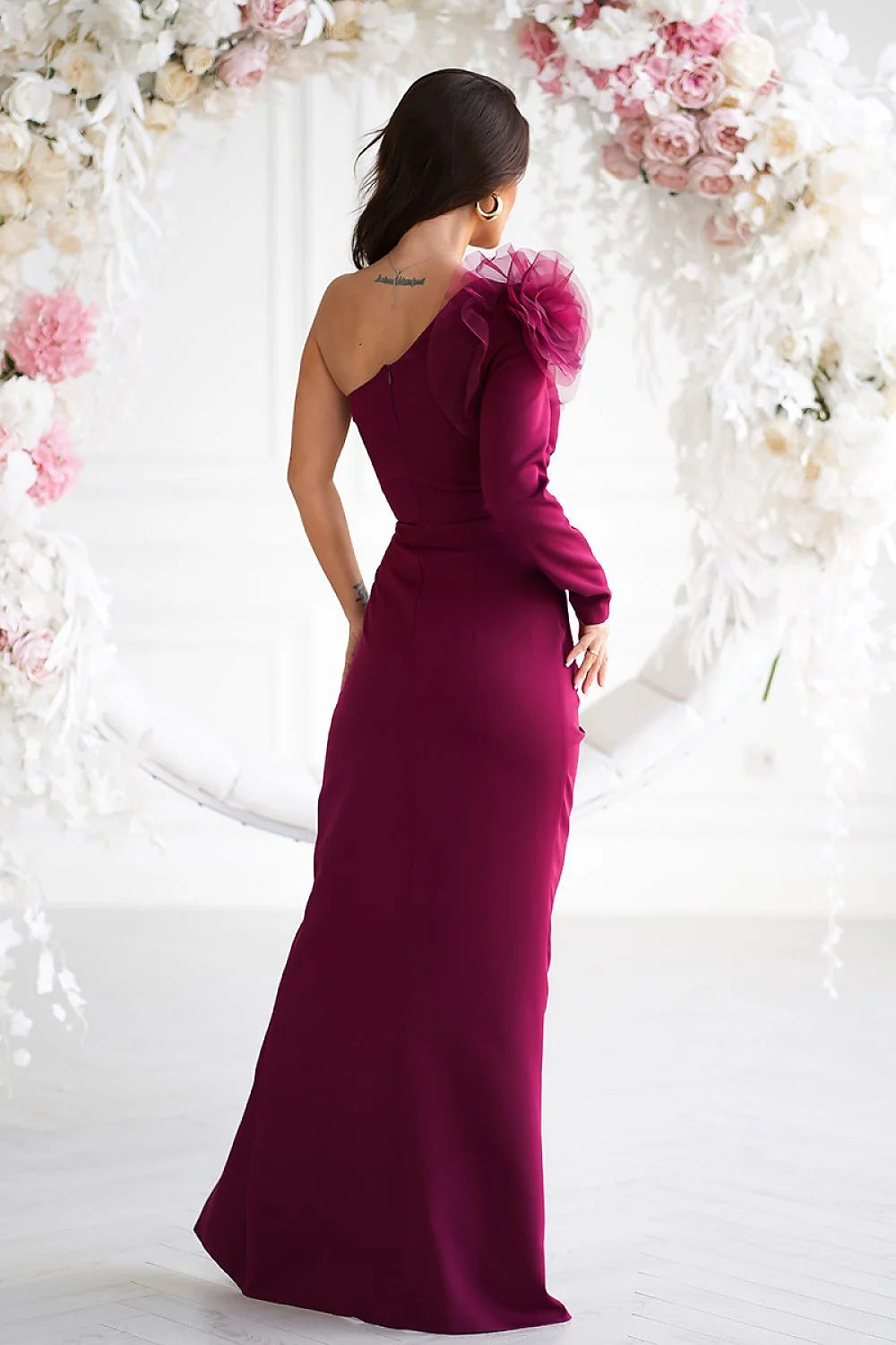 Robe longue bordeaux épaule unique fleur drapé fente avant satin soie occasion formelle femme