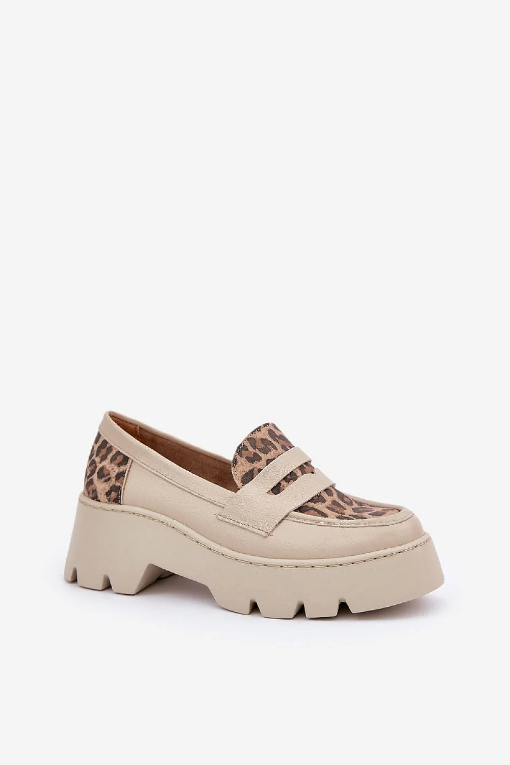 Mocassins modernes audacieux pour femmes en synthétique beige avec motifs léopard, semelle épaisse et lanière décorative