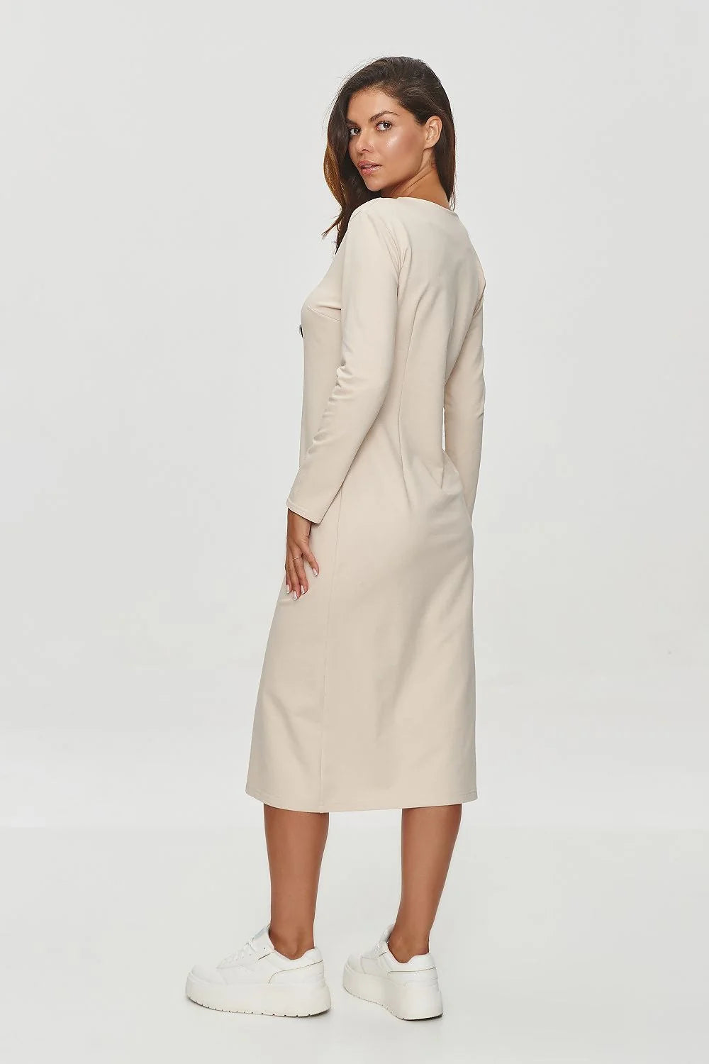 Robe de jour minimaliste Makadamia coupe droite col V manches longues teinte beige clair finitions élégantes femme