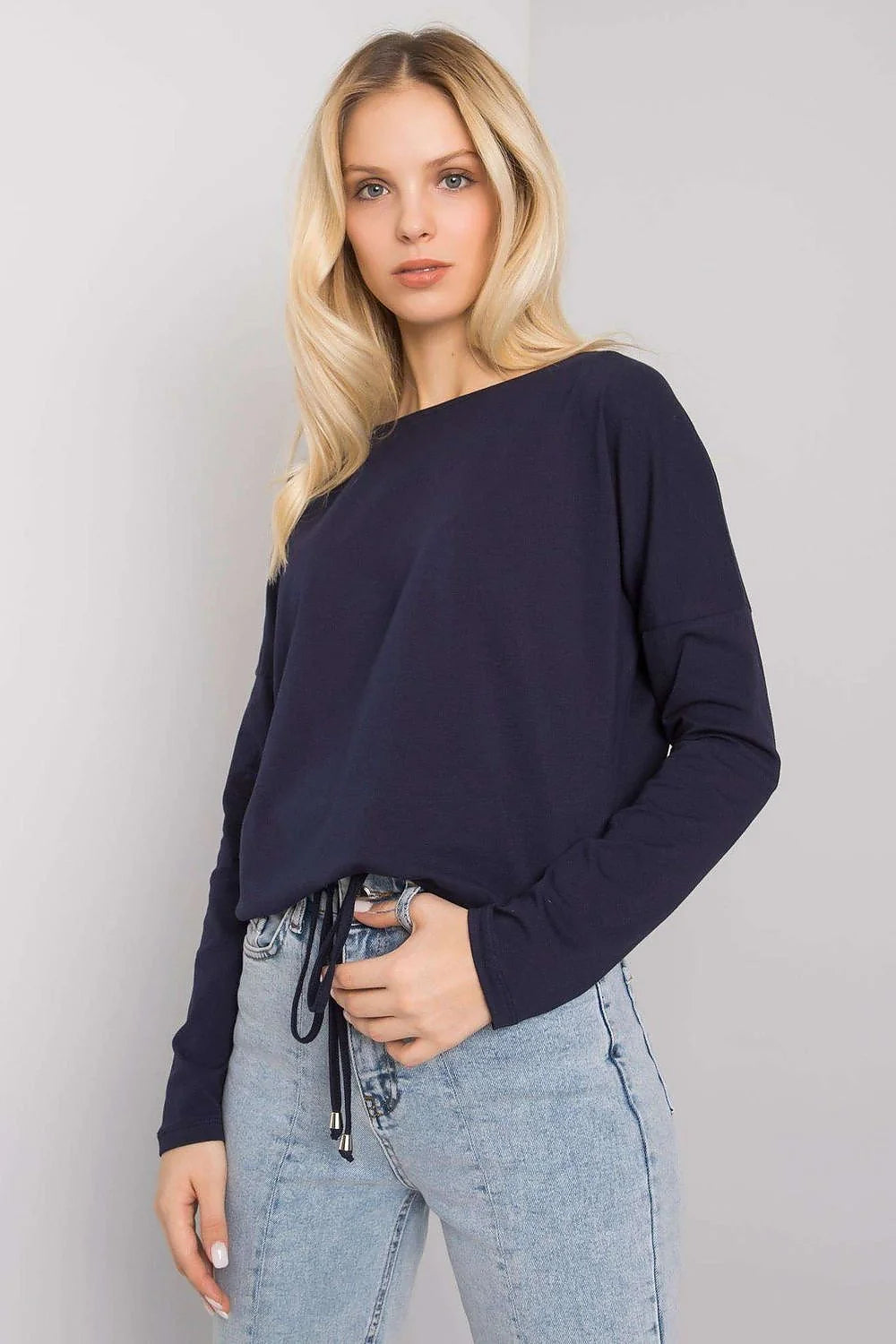 Sweat féminin en coton bleu marine manches longues coupe décontractée confortable style casual tendance