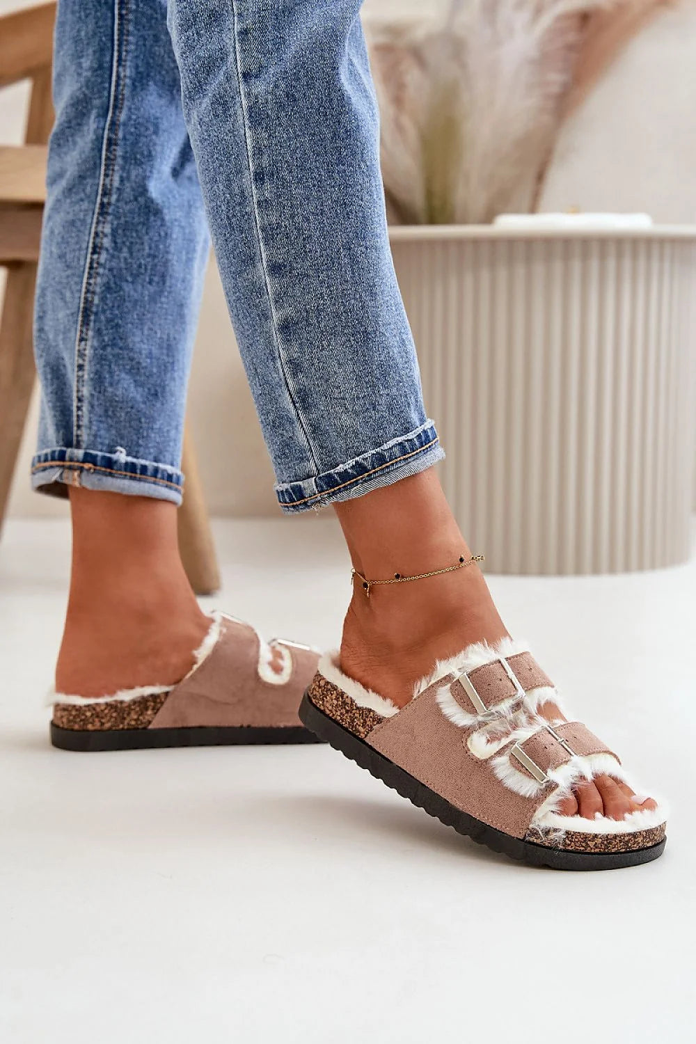 sandales ouvertes femmes cuir écologique suédine beige rosé fourrure douce semelle ergonomique liège EVA antidérapante brides réglables boucles métalliques