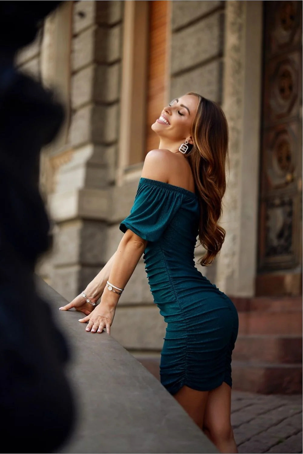 Robe de soirée élégante mini robe brocart vert émeraude encolure espagnole manches courtes femmes