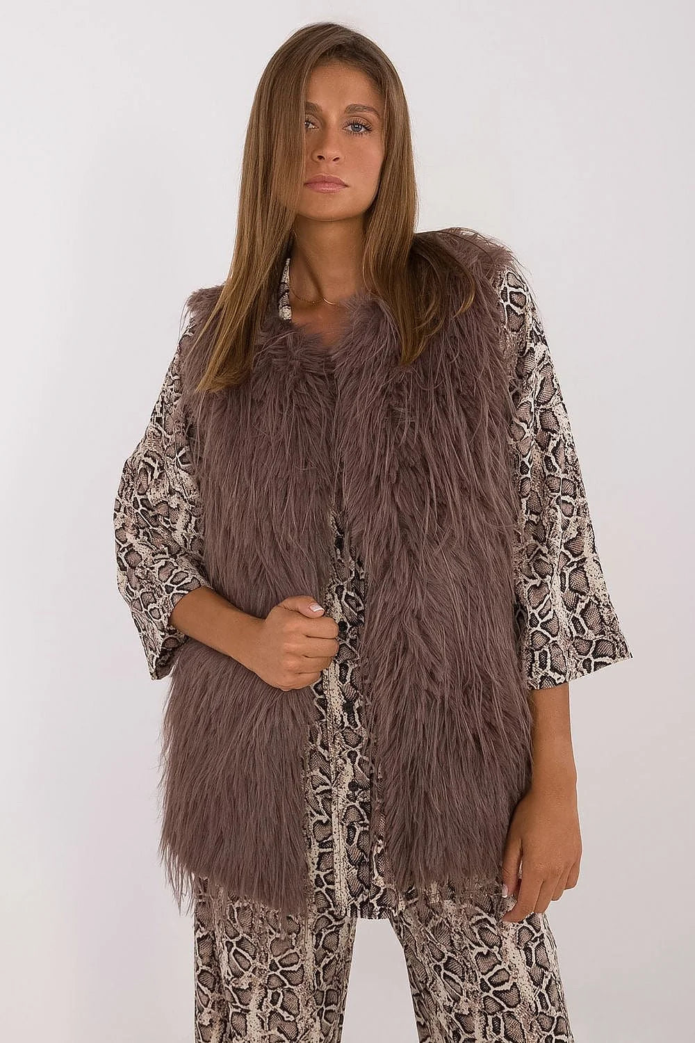 Gilet en fausse fourrure taupe avec ensemble à imprimé python, style élégant et casual, vêtements féminins confortables et sophistiqués