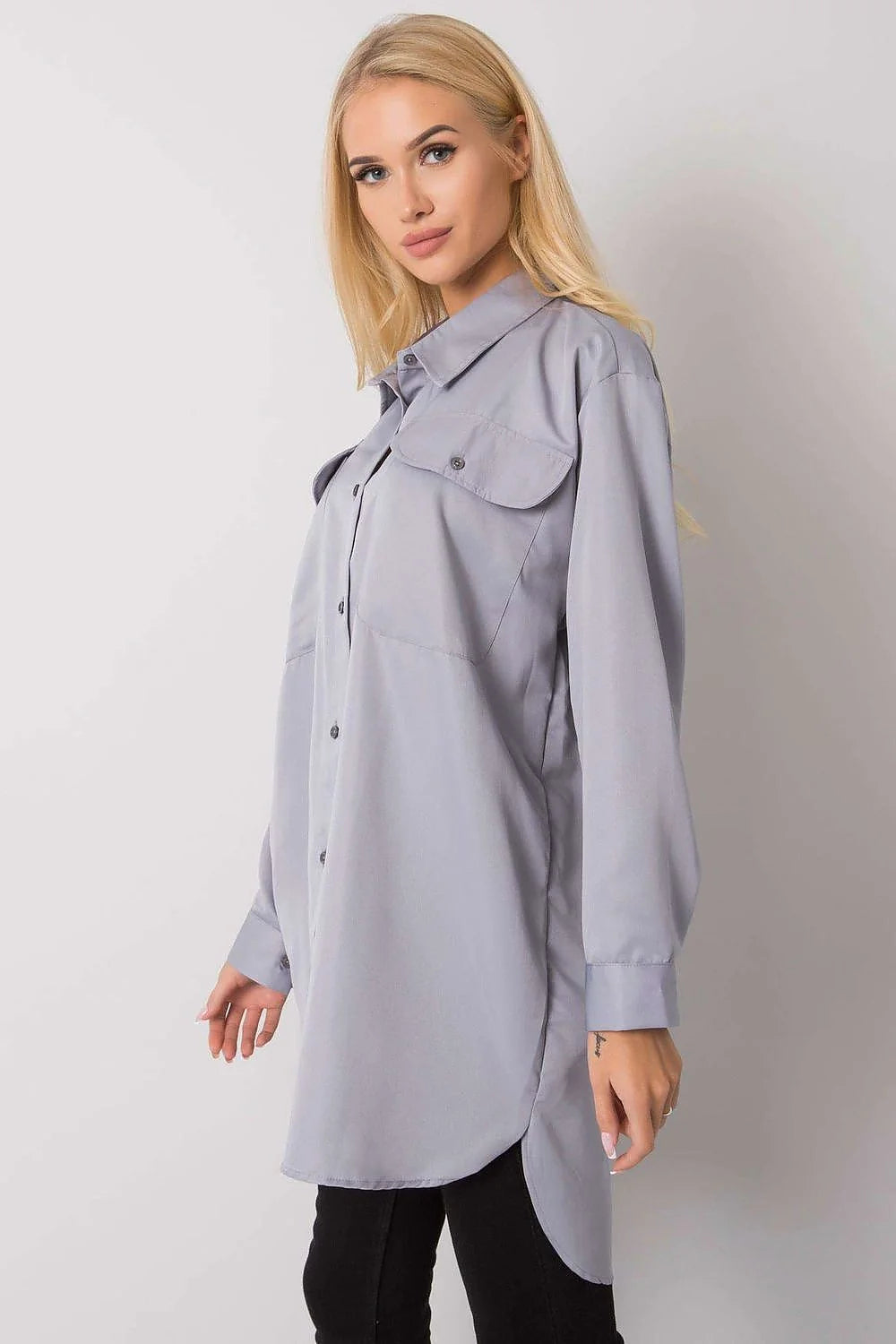 Chemise noire satinée coupe ample élégante manches longues col classique décontractée mode femme moderne