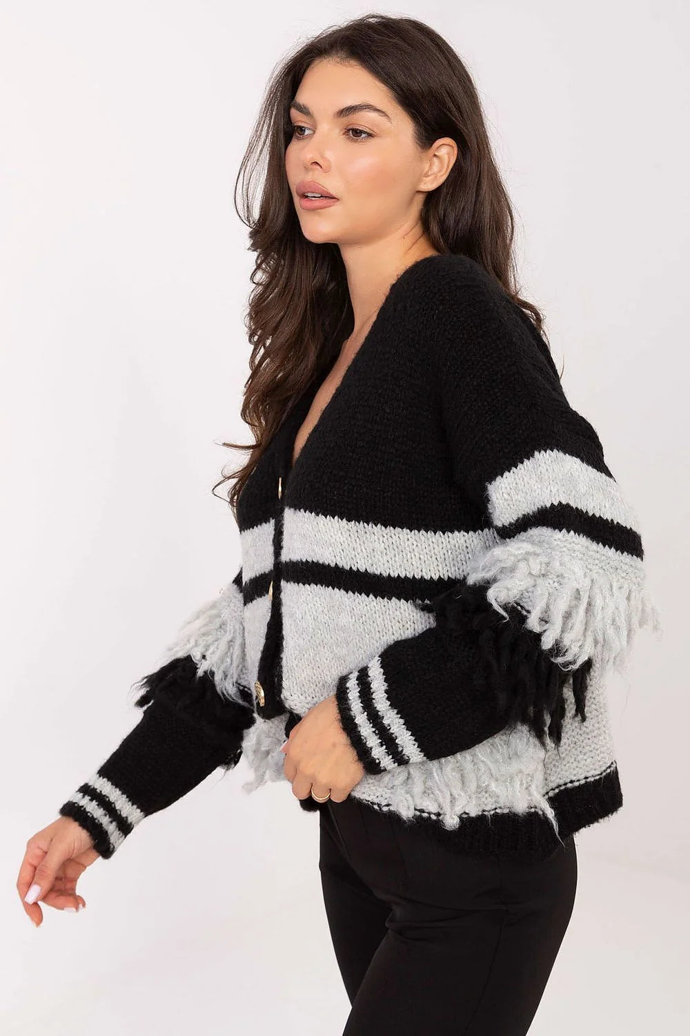 cardigan bicolore femme oversize court col V grosse maille noir gris boutons dorés franges manches longues ourlet pelucheux