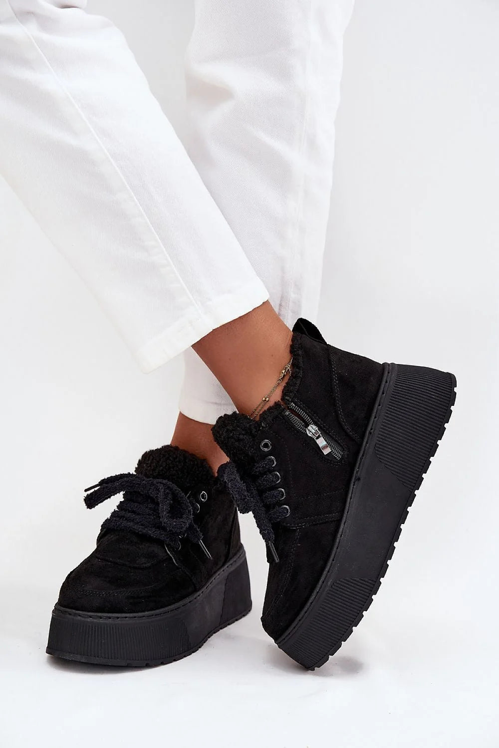 bottes neige femme suédine écologique noires compensées plateforme semelle crantée épaisse doublure fourrure sherpa chaudes confortables lacets zip