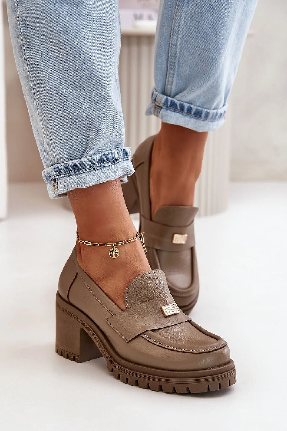mocassins femme cuir grainé taupe talon carré 7cm plateforme semelle crantée antidérapante bout arrondi bride dessus pied plaque métallique dorée