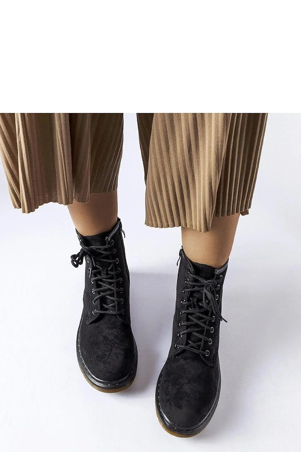 Bottines pour femmes en éco-daim noir talon plat semelle caoutchouc lacets noirs fermeture éclair latérale design classique urbain