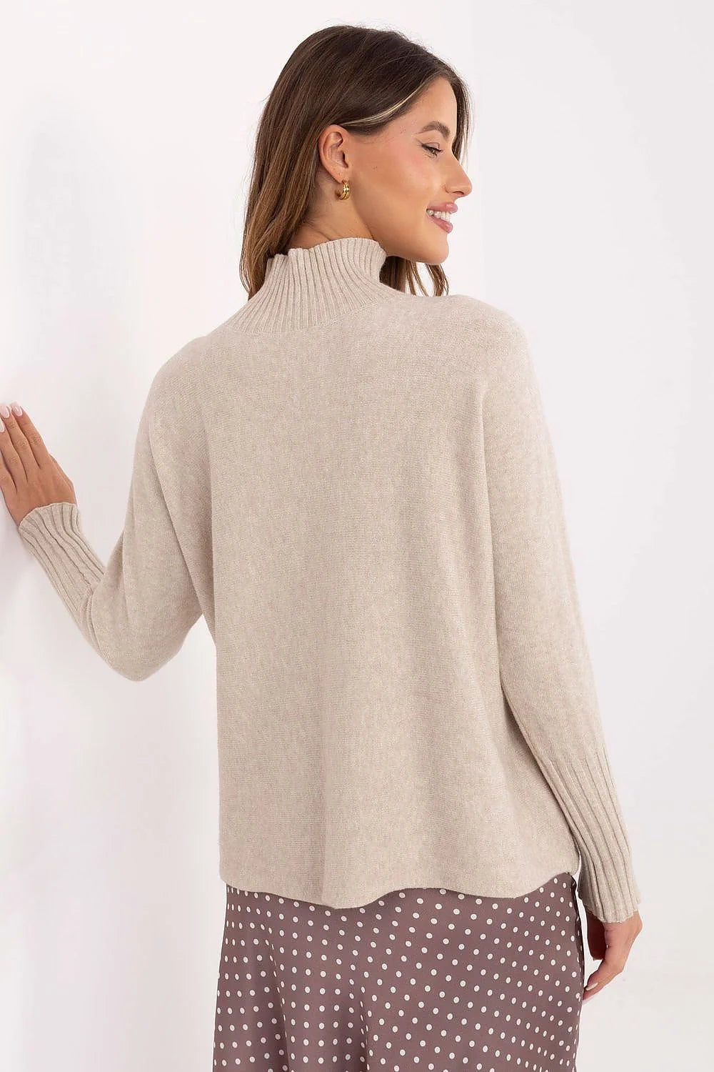 pull col montant côtelé femme beige clair maille tricotée coupe boxy courte manches chauves souris poignets longs côtelés