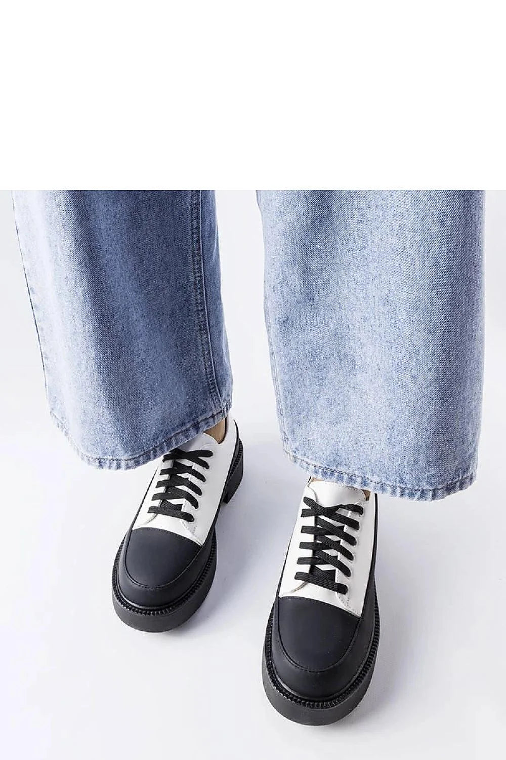 chaussures basses femme urbain bicolore noir blanc cuir écologique confortable lacets semelle crantée plateau derby minimaliste durable maintien
