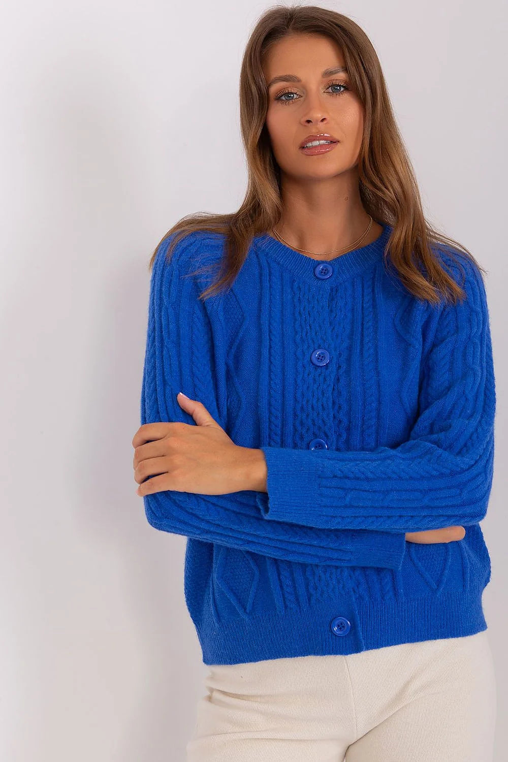 Cardigan pour femme bleu motif torsades matériau tricot manches longues coupe droite encolure ronde boutons assortis