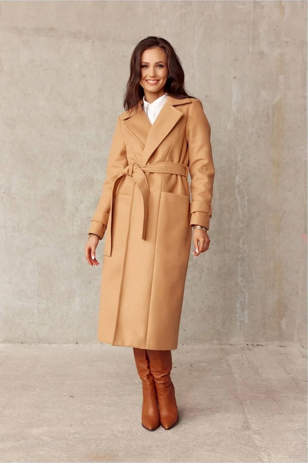 Manteau long élégant pour femme en couleur camel, col montant, ceinture intégrée, manches longues, coupe ajustée, style intemporel, idéal pour l'automne et l'hiver