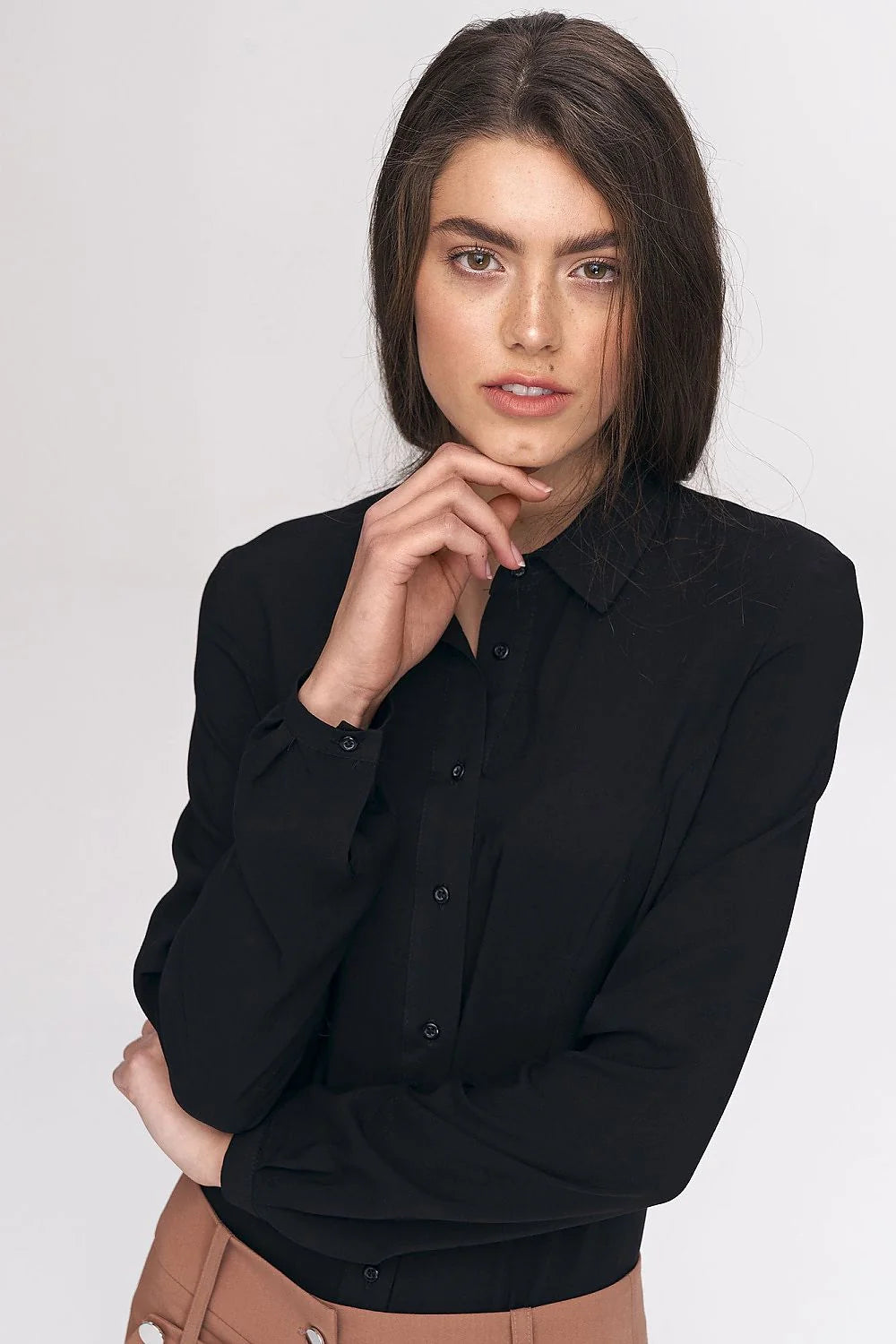 chemise body classique noire manches longues boutons discrets col pointu coupe ajustée tissu viscose fluide mat confortable taille haute bureau