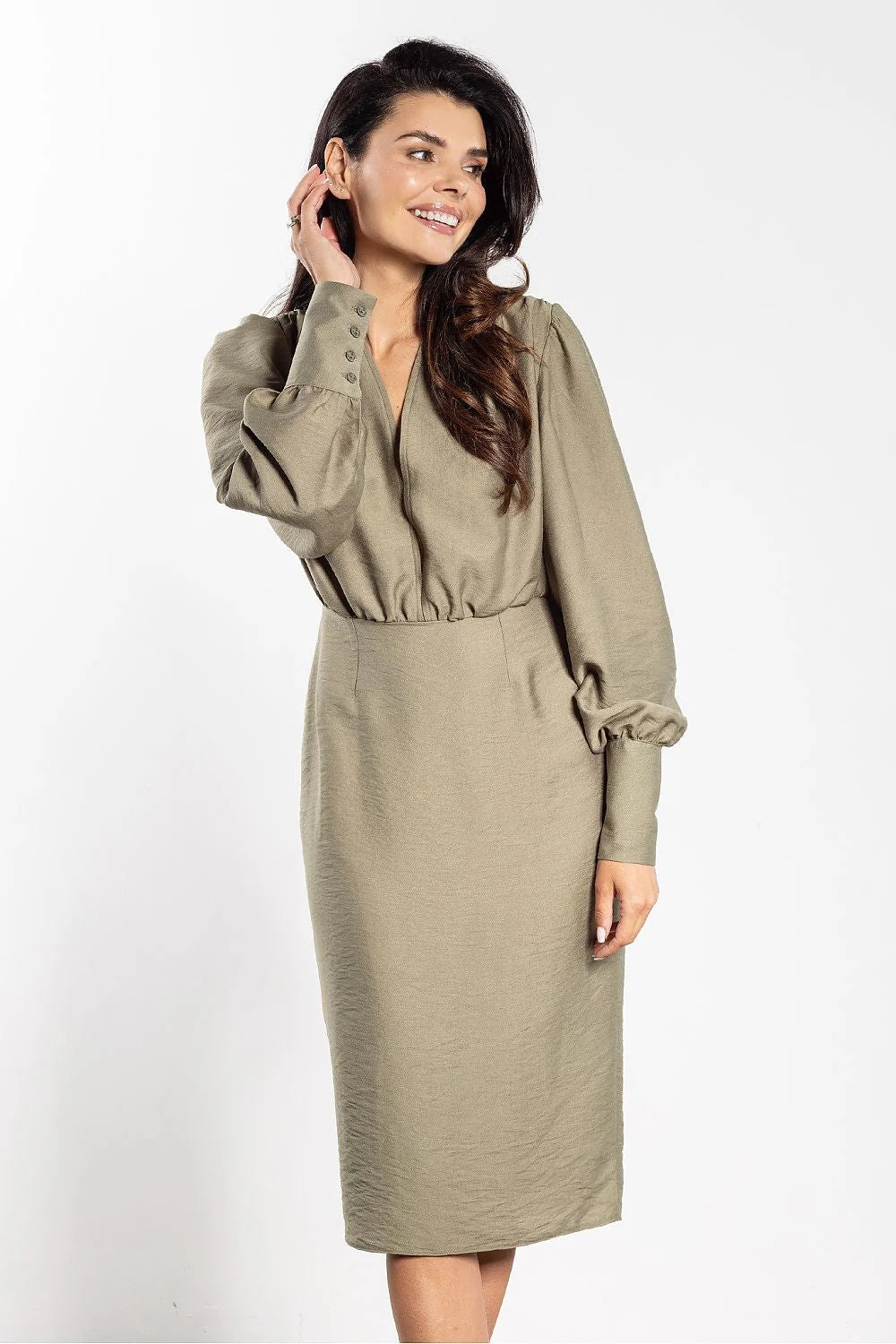 robe midi ajustée kaki texturé taille marquée plis décolleté V manches bouffantes poignets boutonnés jupe crayon mi mollet élégant