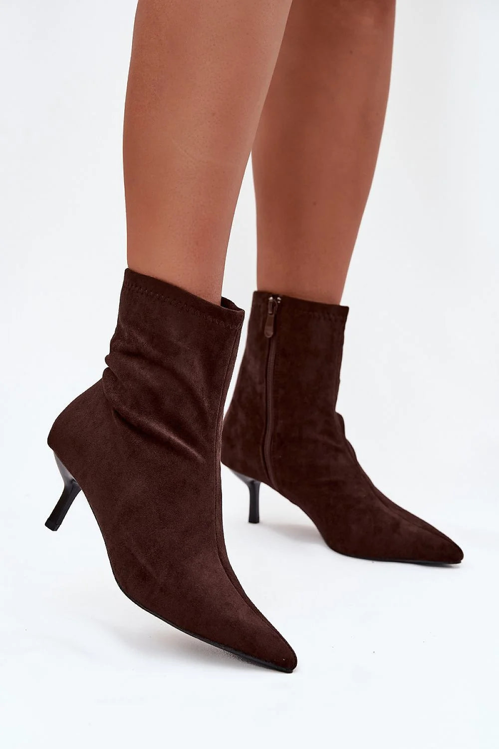 bottines femme cheville marron foncé suédine cuir écologique bout pointu talon kitten fin zippée latérale tige froncée effet chaussette extensible