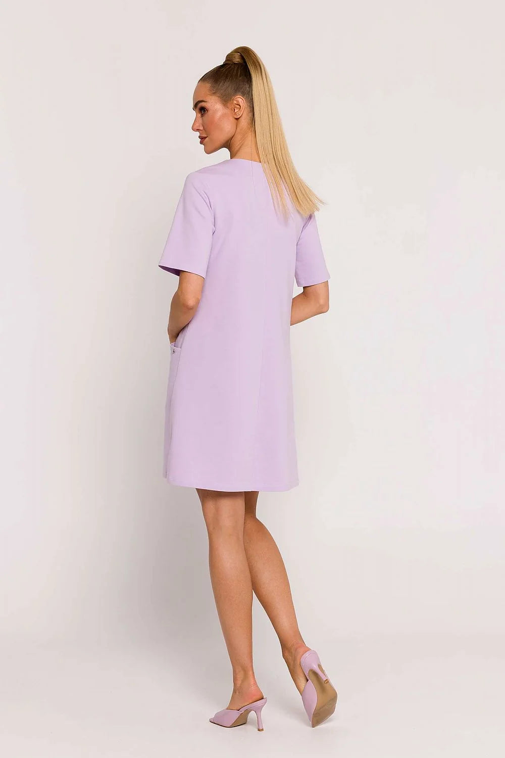Robe de jour Moe en maille polonaise couleur lilas décolleté en fente manches courtes coupe en A femme