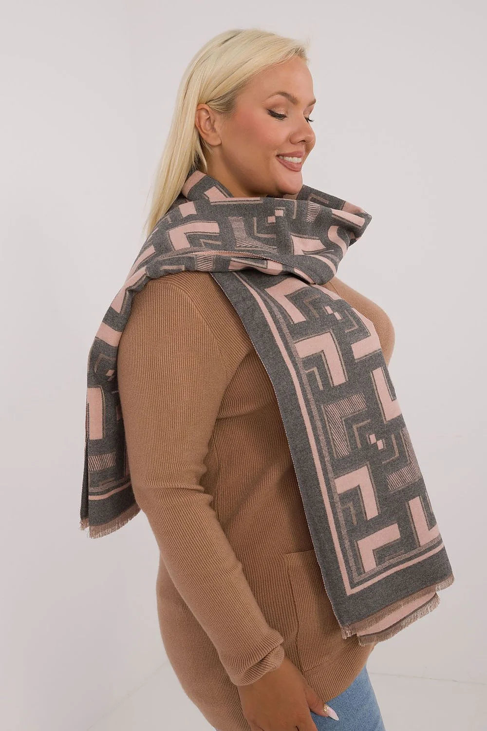 Écharpe longue en viscose et laine, motif géométrique audacieux, pompons subtils, style moderne et élégant pour femmes