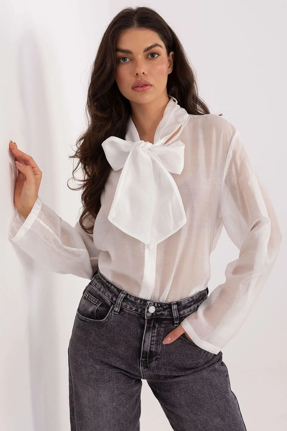 chemise femme blanche lavallière nœud col voile semi transparente fluide drapée manches longues légèrement évasées coupe droite polyester tencel élégante