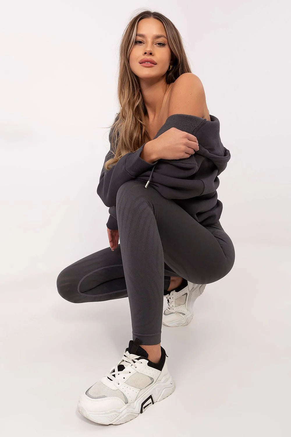 ensemble sportif femme crop haut bretelles fines leggings taille haute zébré tonale gris anthracite sculptant stretch veste capuche baskets blanches