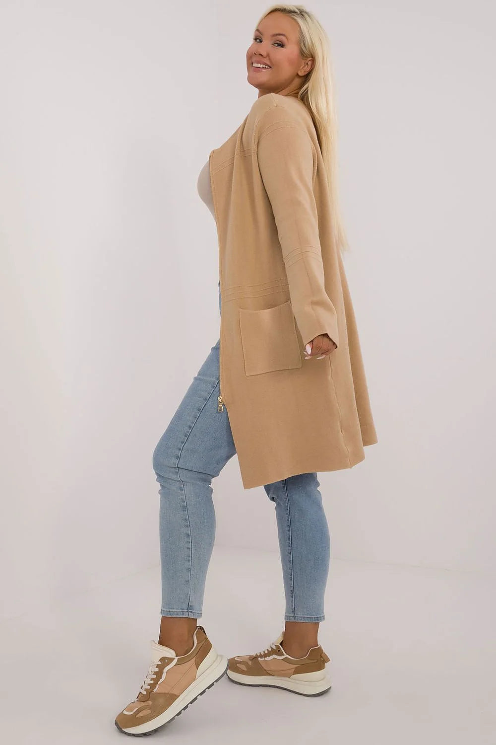 Cardigan femme moderne longue coupe droite beige camel manches longues poches plaquées fermeture éclair grande taille