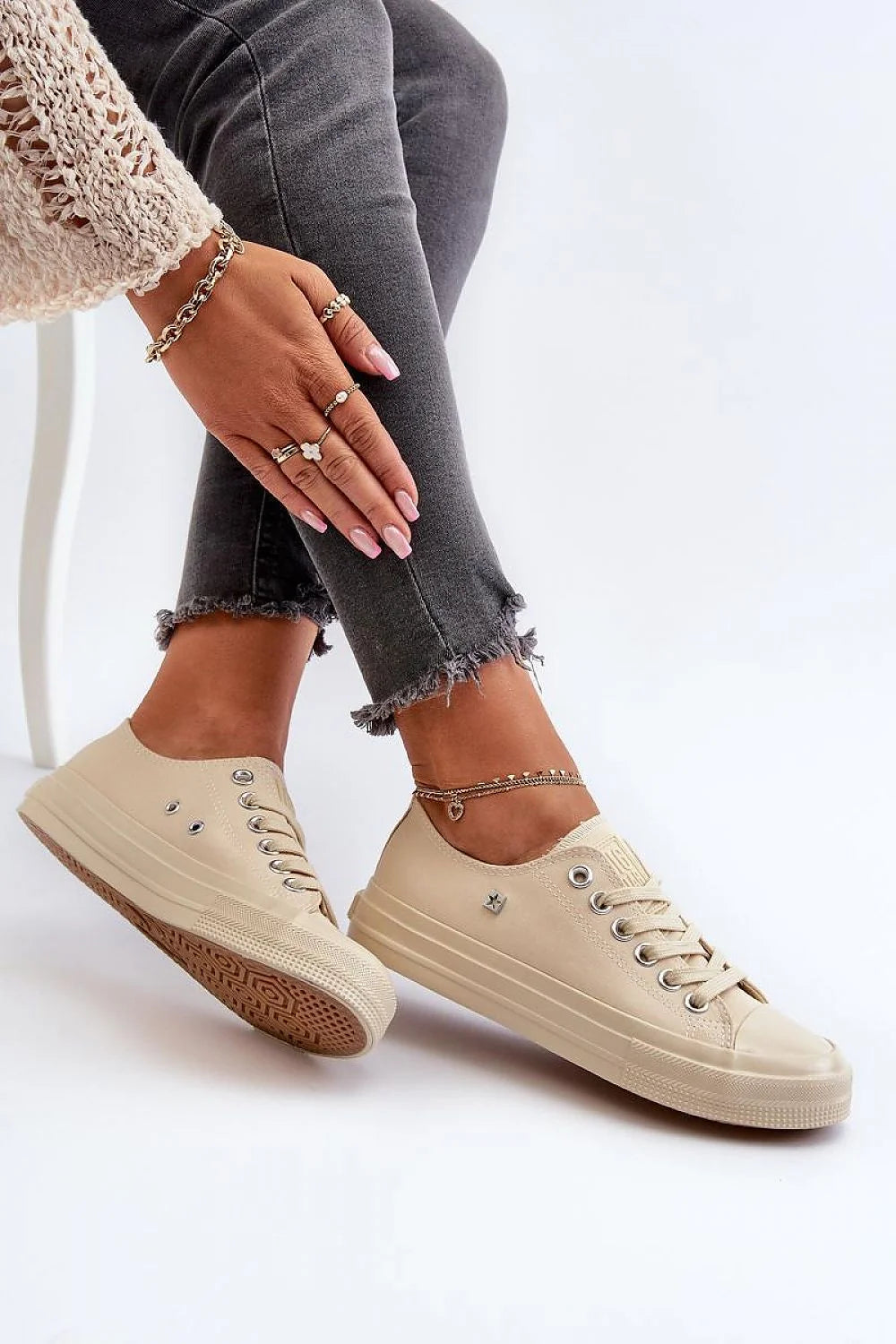 Baskets femmes style décontracté design moderne tige basse couleur beige matériaux de qualité confort polyvalence
