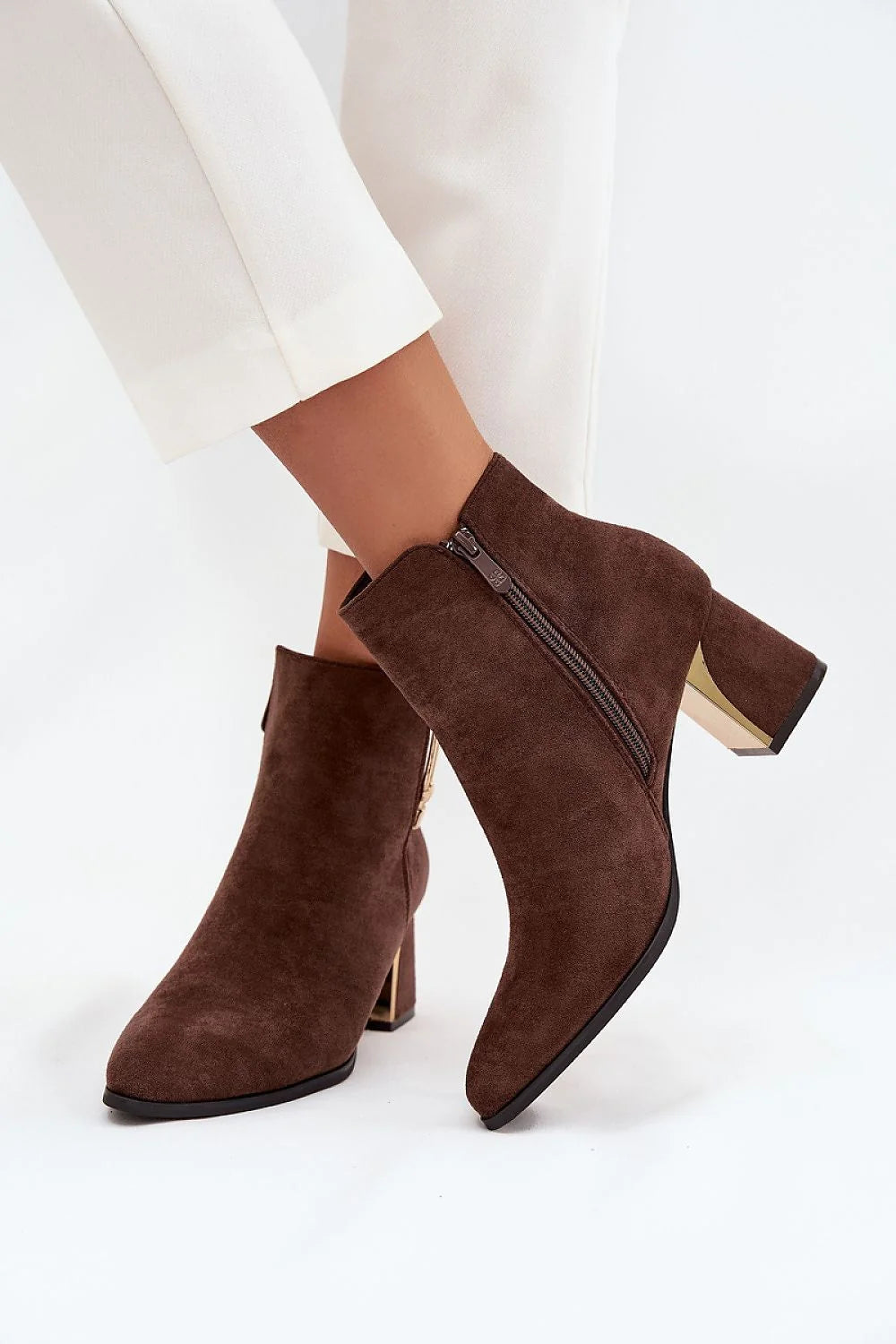 bottines femme suédine écologique daim marron bout amande talon pilier 7cm tige 11cm fermeture éclair latérale tirette dorée