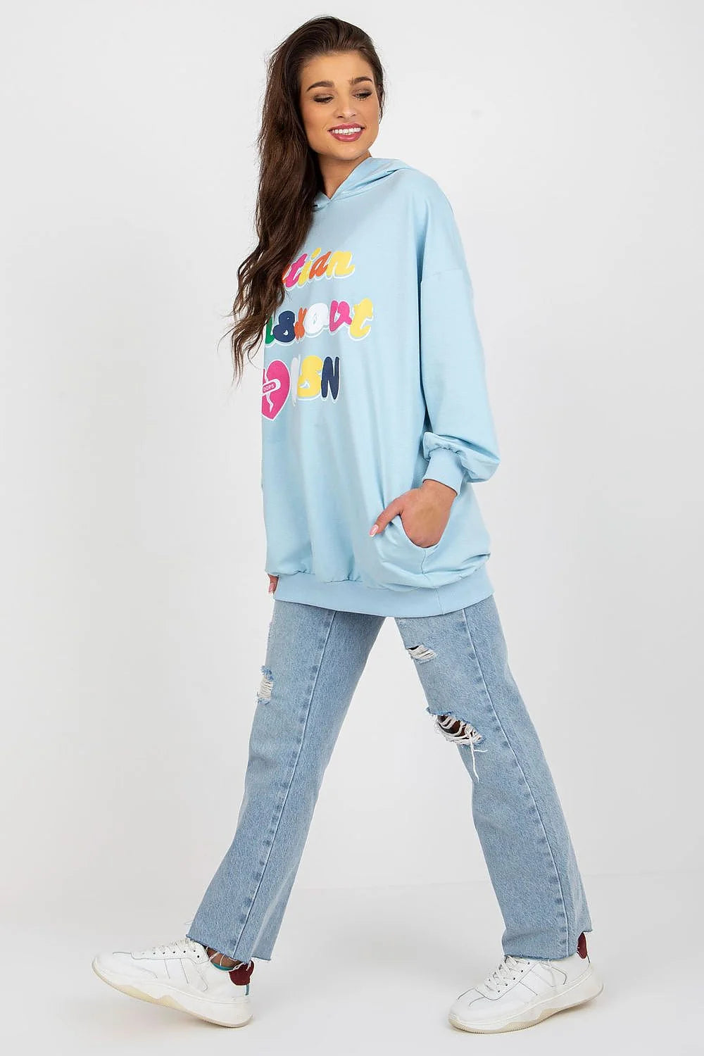 sweatshirt femme capuche oversize bleu ciel lettrage multicolore motif coeur poche kangourou molleton douceur coton élasthanne manches bouffantes poignets côtelés