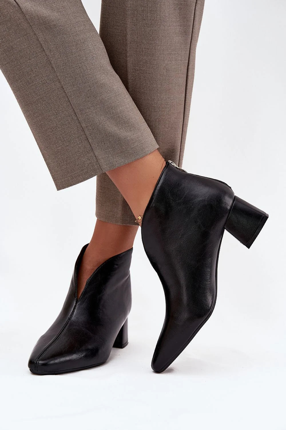 bottines femmes cuir écologique noir bout amande découpe V empeigne talon colonne moyen stable confort fermeture arrière