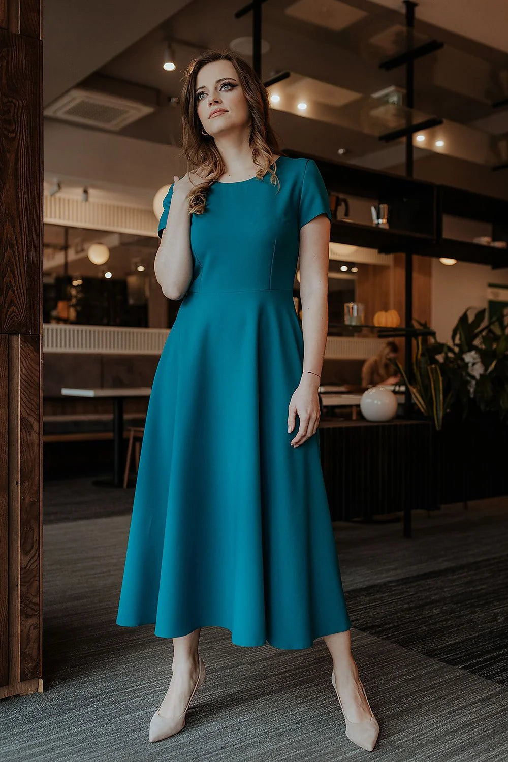 Robe élégante longue manches courtes col rond tissu soyeux couleur bleu pétrole taille ajustable pour femme