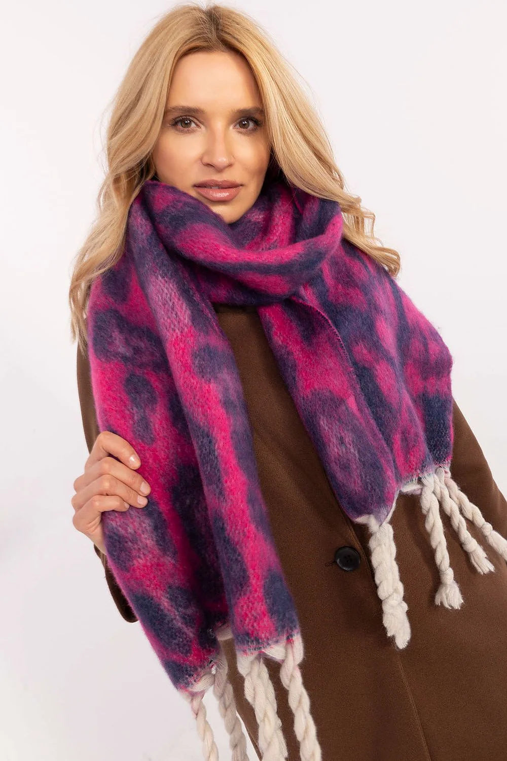 Écharpe féminine style audacieux motif leopard抽象, couleurs vives rose et bleu marine, franges torsadées, matière douce, idéale pour les saisons froides, accessoire mode hiver