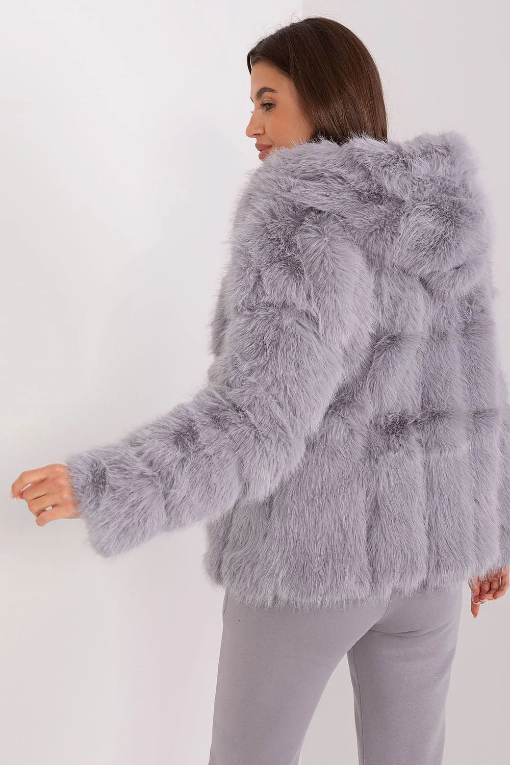 Veste en fausse fourrure pour femme gris lilas design volumineux style moderne chic chaud doux cruelty free