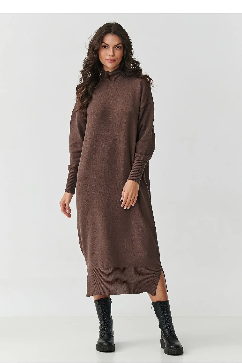 robe pull midi oversize col roulé manches longues maille épaisse côtelée ourlet fentes latérales marron chocolat confortable