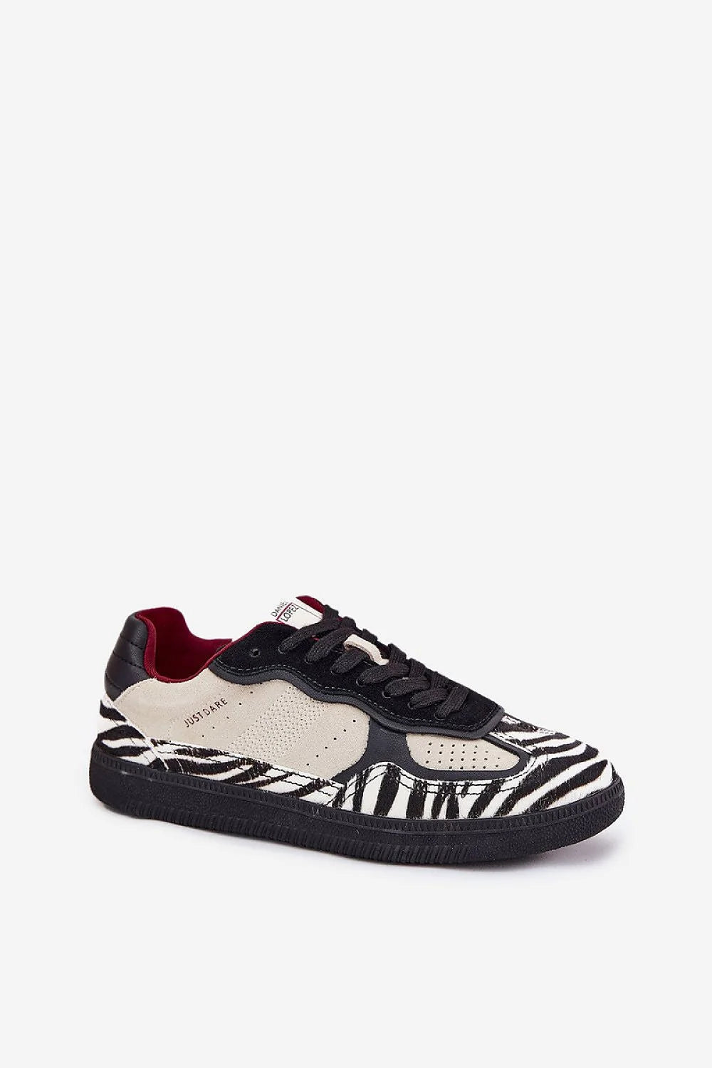 Chaussures de sport design audacieux modernes femme cuir beige perforations motif zébré noir blanc confort semelle caoutchouc robuste