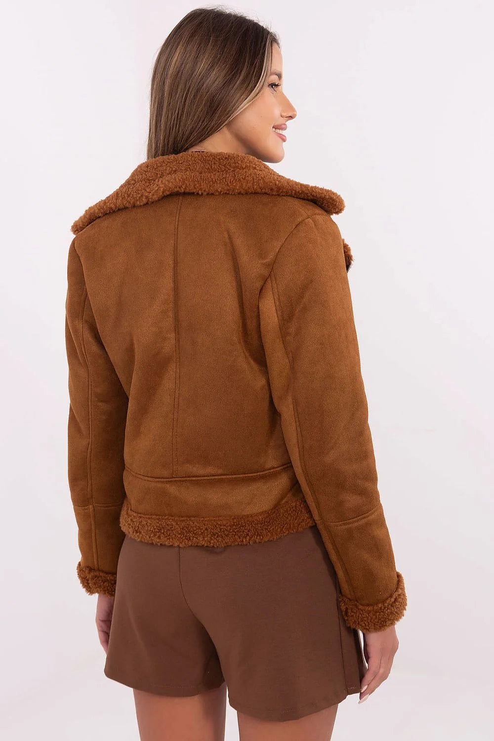 Veste aviateur femme en suédine fourrure synthétique col large plissée, jupe mi-cuisse couleur brune, style chic décontracté automne hiver