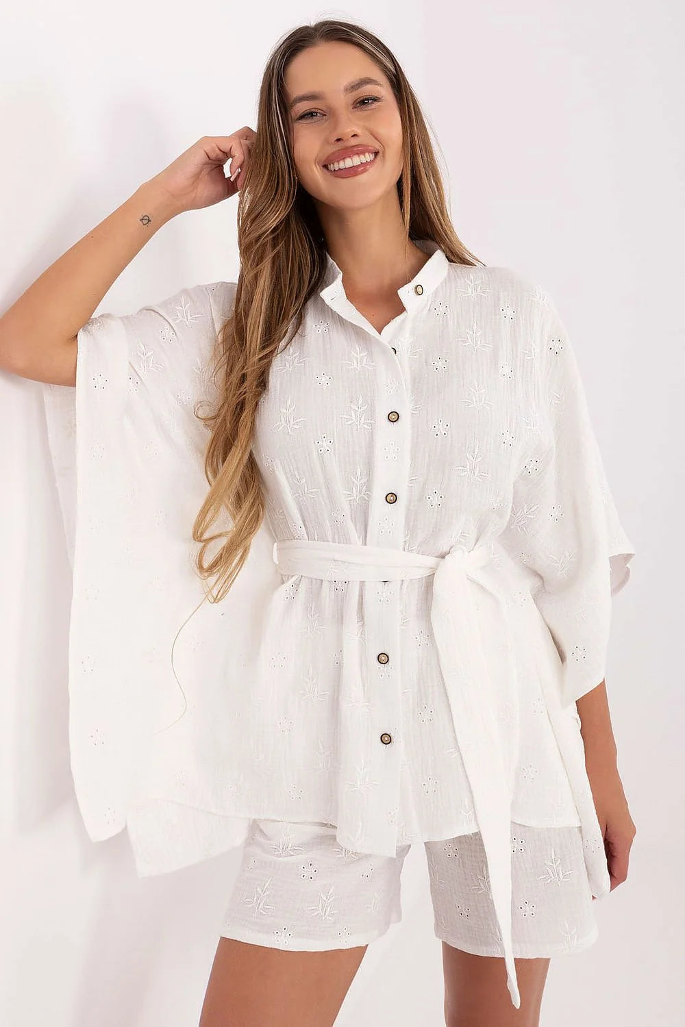 Ensemble Lakerta femme mousseline coton broderie florale chemise short blanc coupe droite taille haute ceinture confortable occasion quotidienne look élégant et confortable