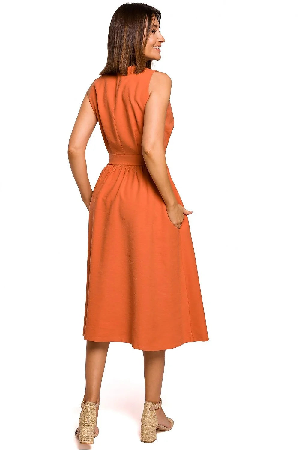 robe midi blanche sans manches col V cintrée taille ajustable ceinture intégrée boutons décoratifs jupe évasée poches latérales tissu fluide