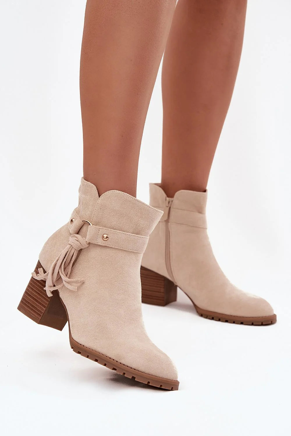 bottines femme cheville suédine daim beige bout amande talon bloc moyen aspect bois bride pampilles rivets dorés découpe festonnée
