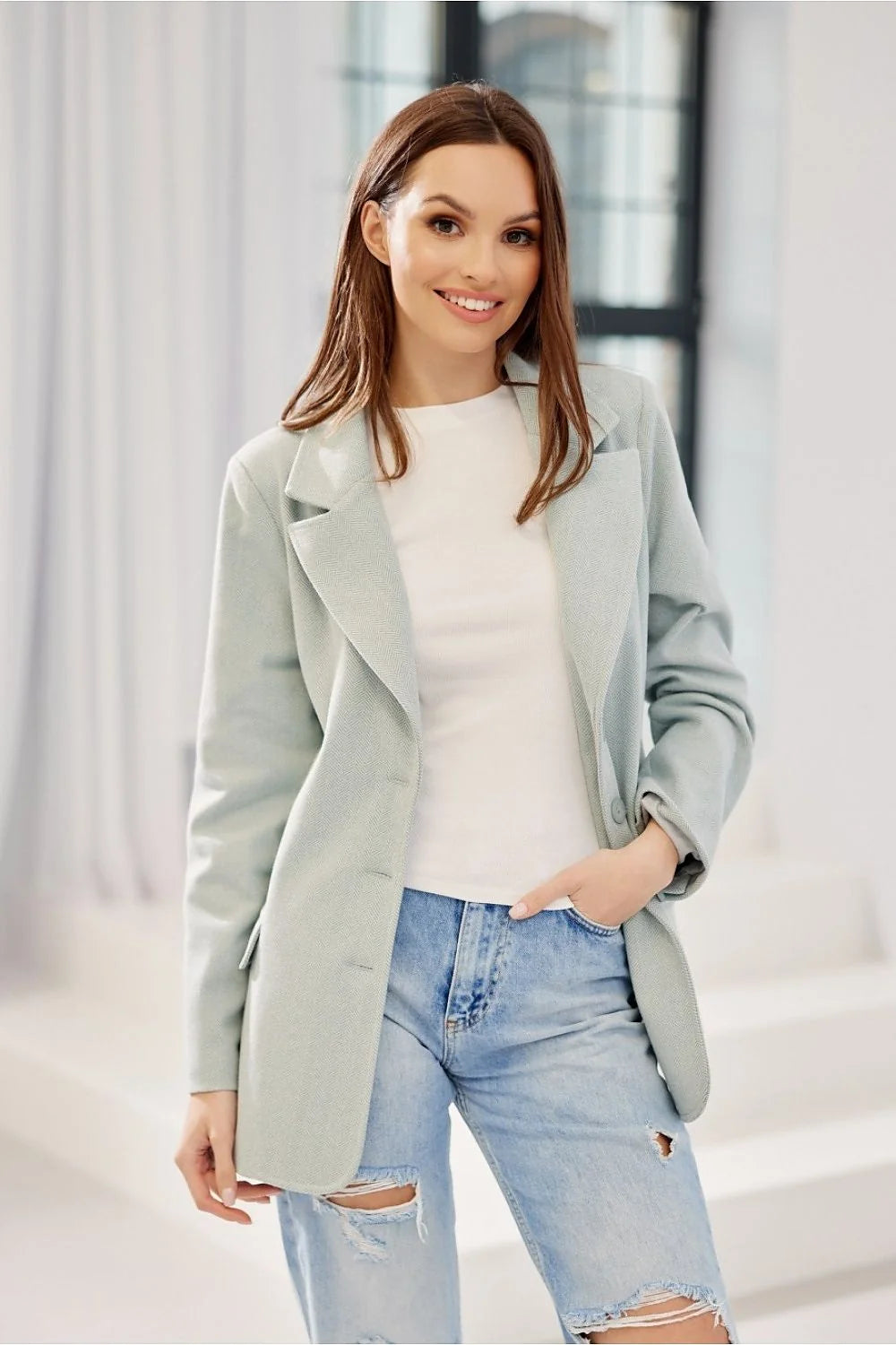 Veste structurée fashion blazer vert menthe épaules renforcées boutons décoratifs t-shirt blanc jean délavé femme