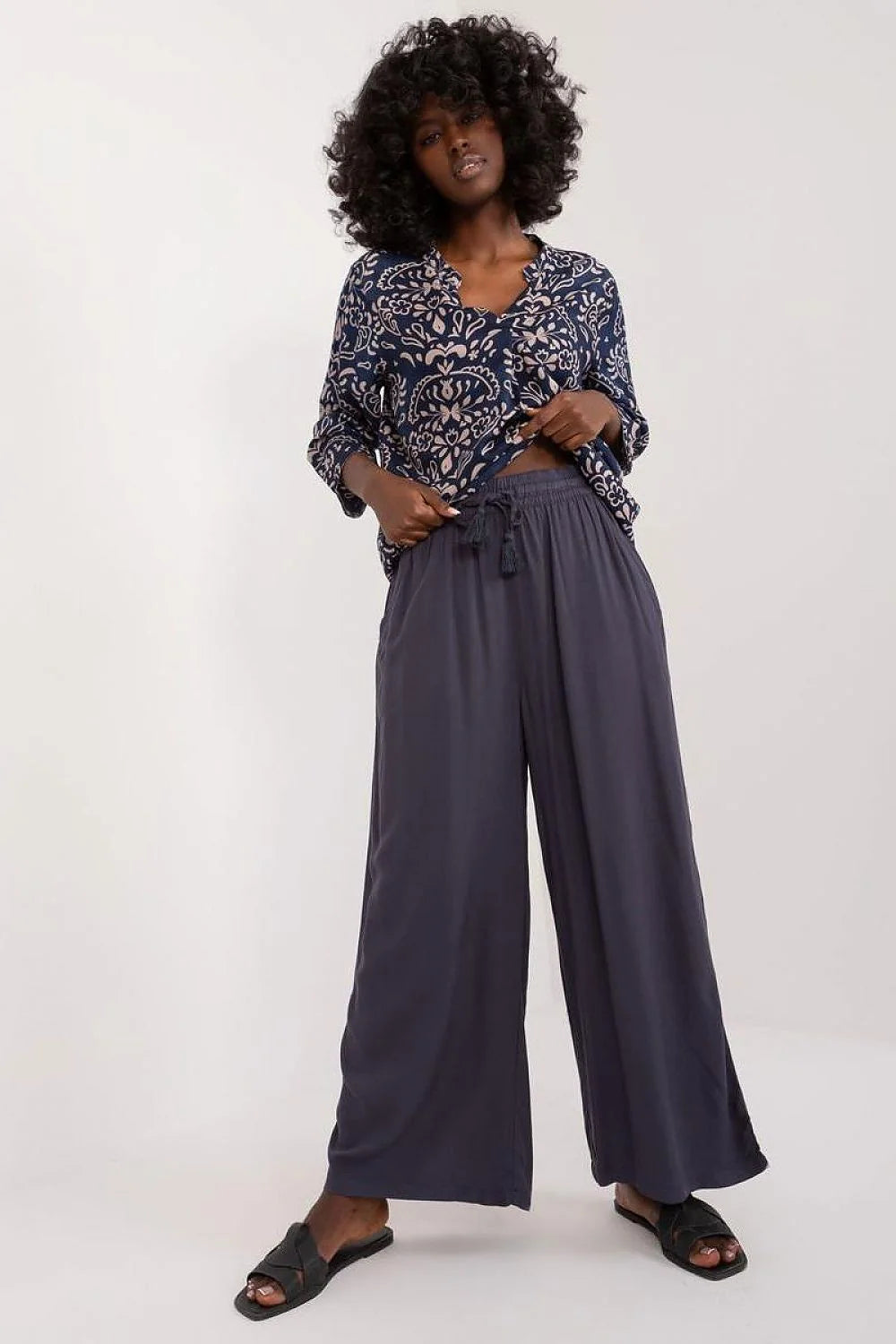Pantalon femme Sublevel palazzo large bleu marine motif floral abstrait haut ample manches longues sandales plates