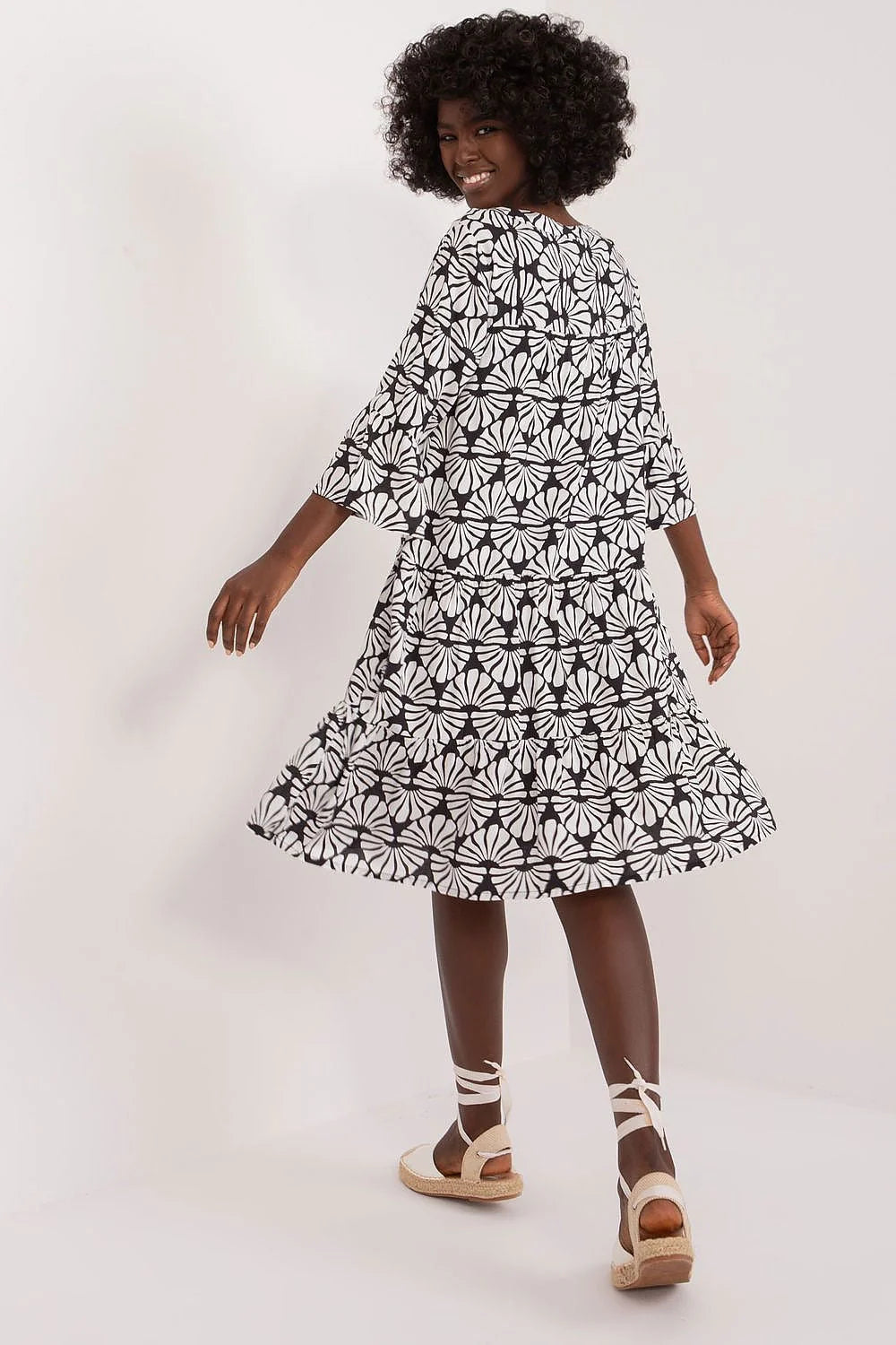 Robe graphique moderne femme noir et blanc motifs géométriques été silhouette trapèze manches trois-quarts V-neck