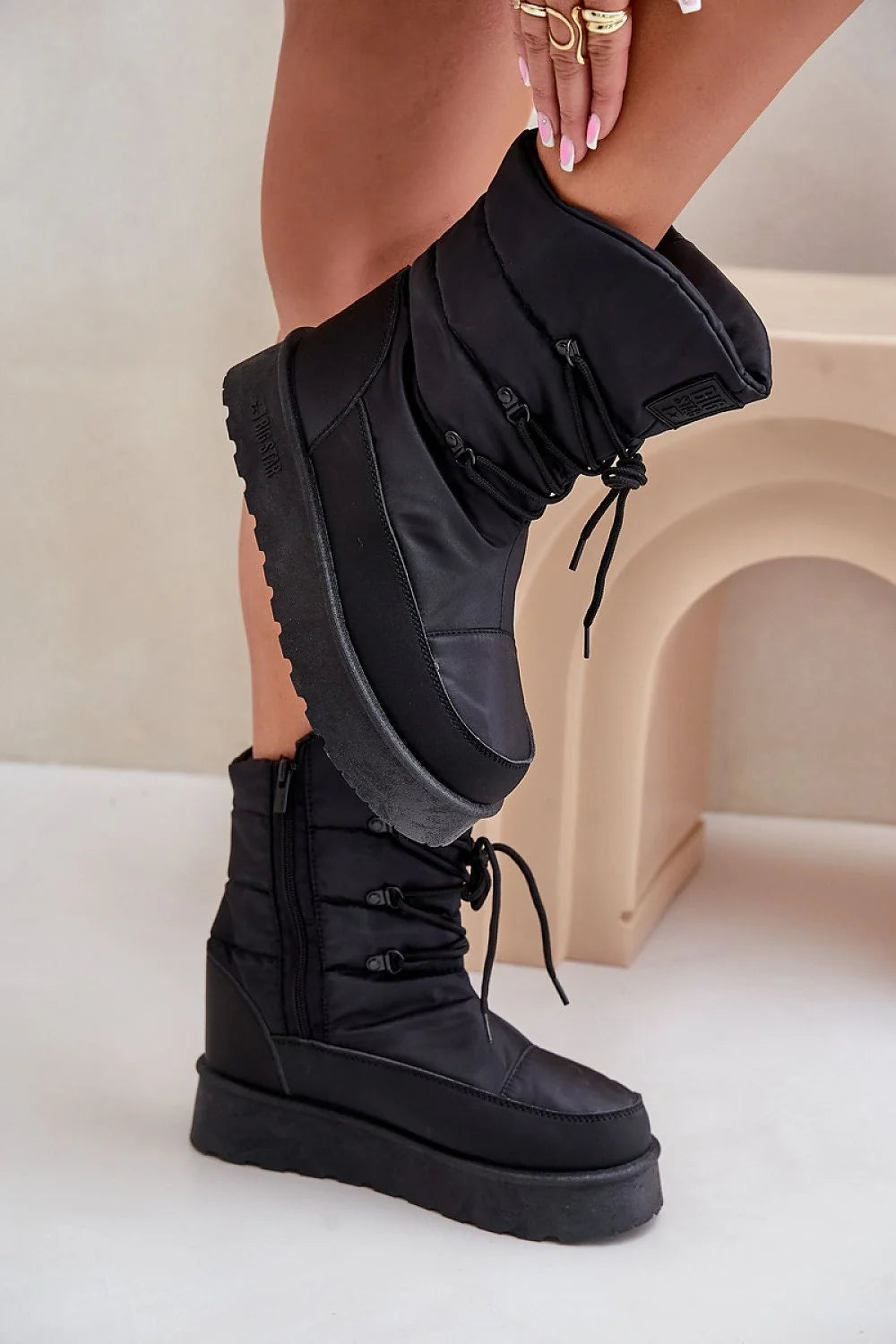 Bottes de neige pour femmes design moderne coupe montante style après-ski urban chic matériau synthétique noir résistant à l'eau semelle caoutchouc épais doublure fourrure intérieure confortable