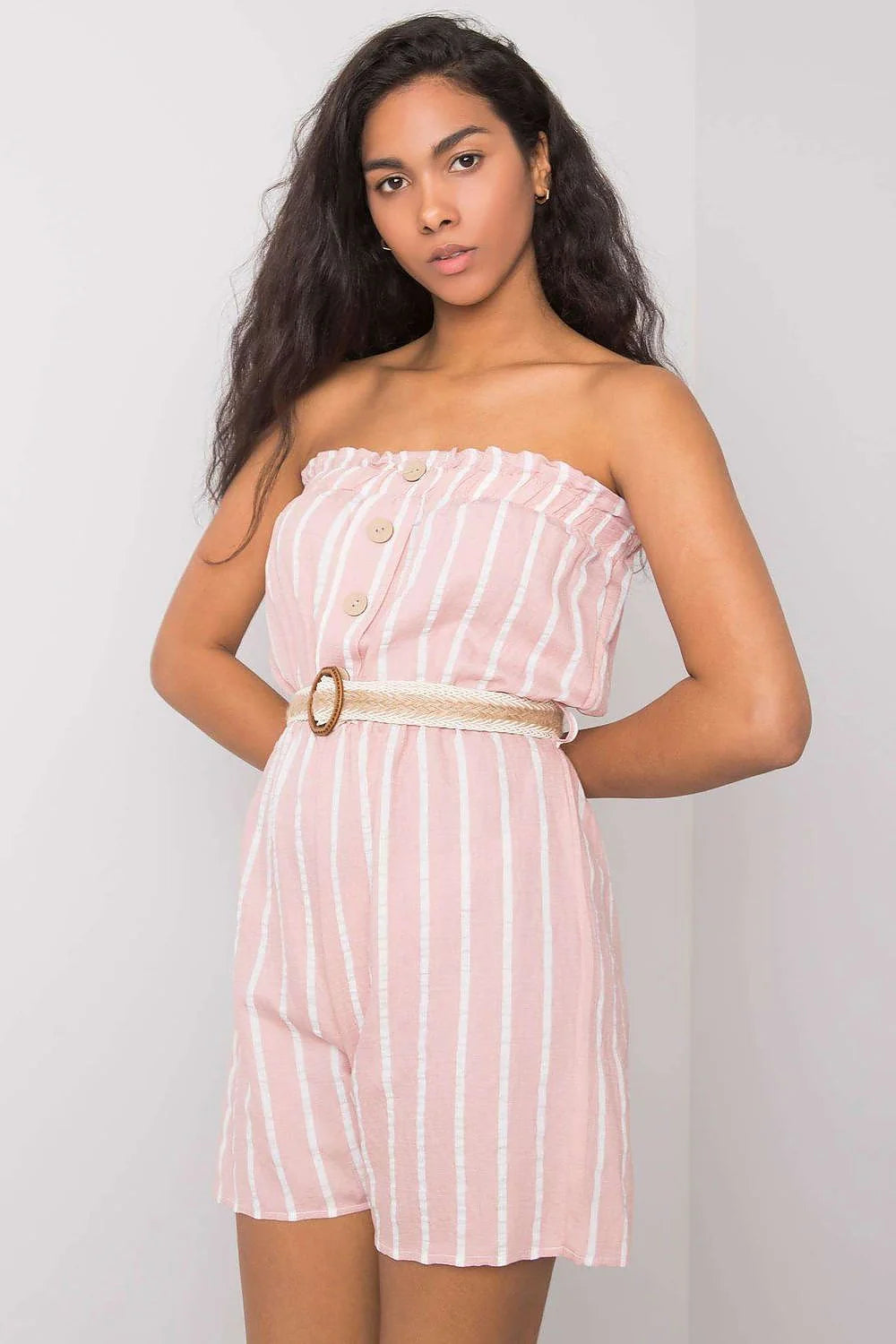 combinaison estivale femme bandeau sans bretelles rayures verticales rose poudré blanc tissu léger respirant lin boutons imitation bois ceinture tressée