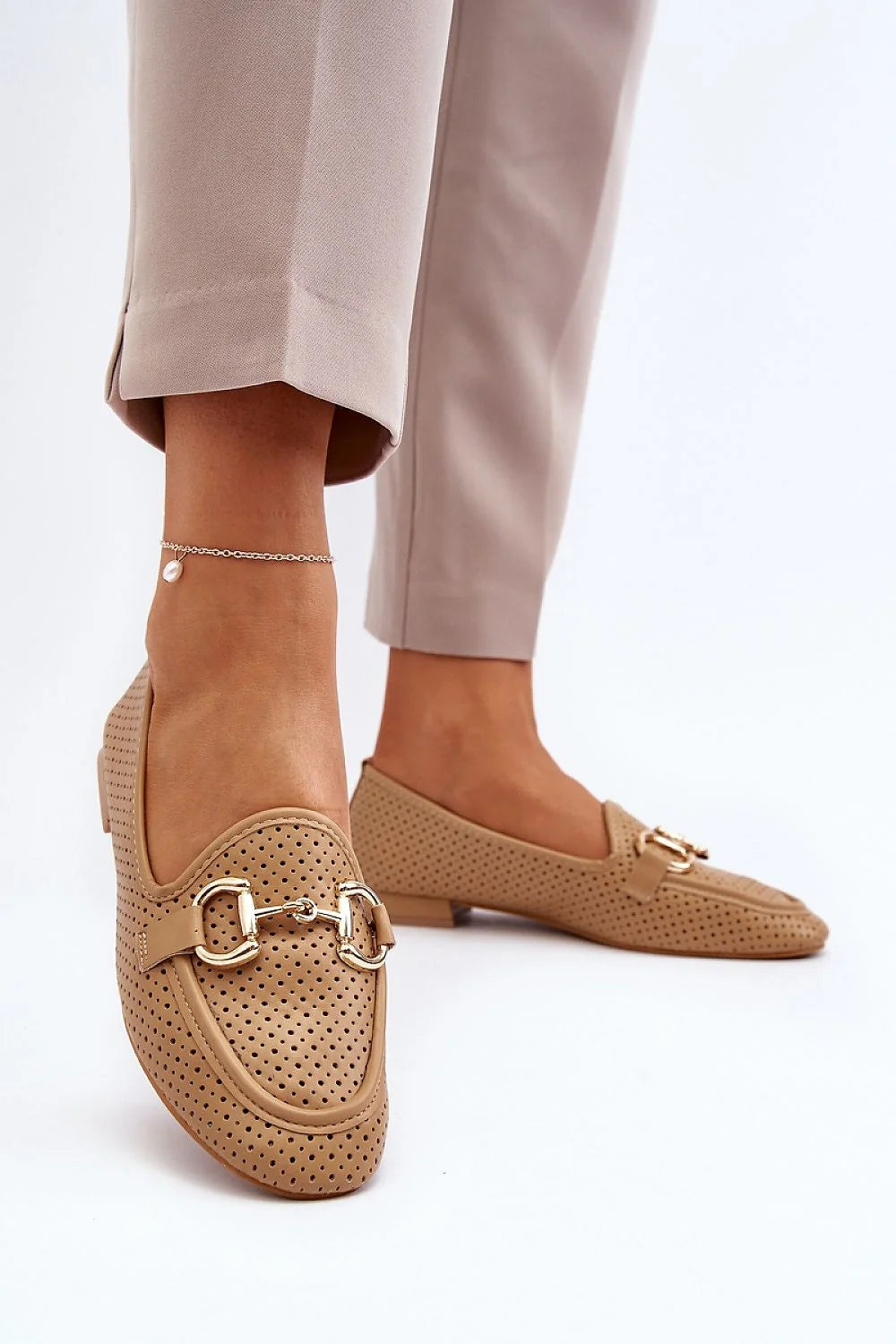 Moccasins pour femmes élégants design moderne matériau synthétique haute qualité finition perforée couleur beige clair semelle plate confortable talon plat coupe classique finitions soignées