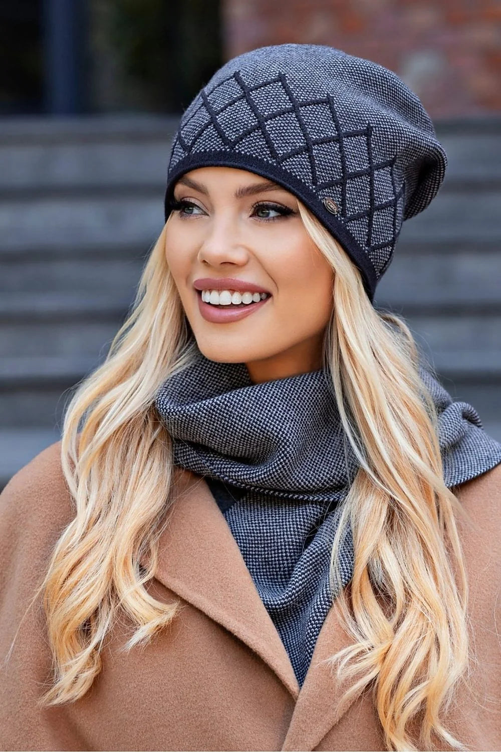 Bonnet pour femme slouchy motif losanges gris anti-allergique doux hiver élégant moderne matières de qualité peau sensible mode
