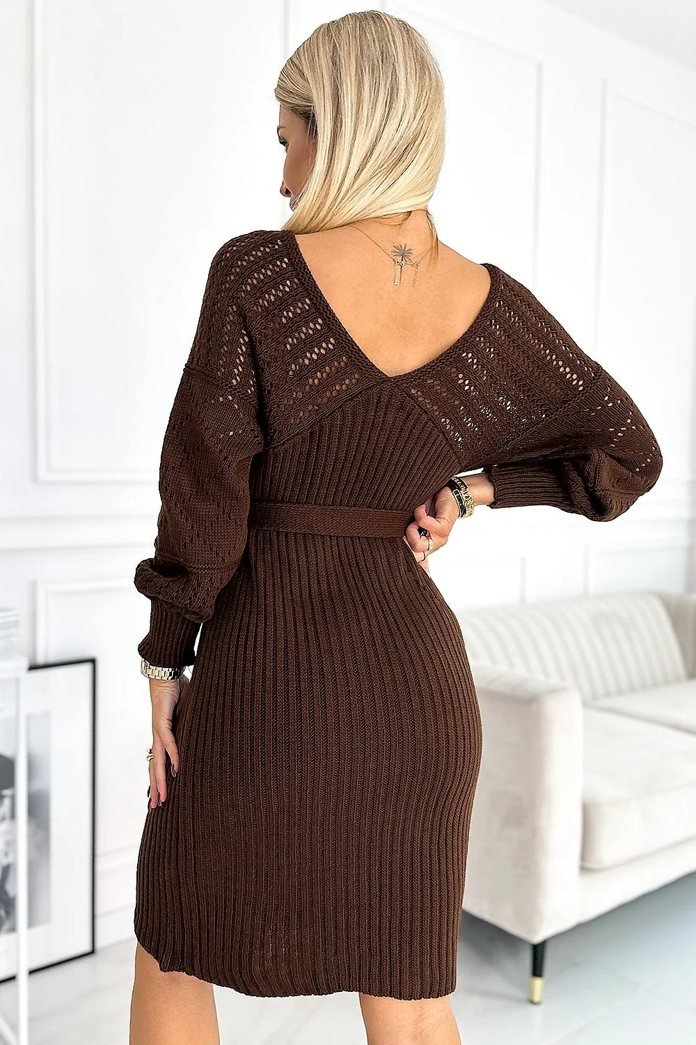 Robe de jour élégante ajourée manches longues encolure V profond ceinture assortie matière chaude coloris marron femme