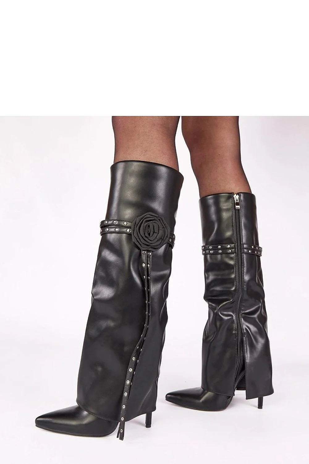 cuissardes noires cuir brillant tige haute genou fermeture éclair bout pointu talon aiguille lanières décoratives fleur appliquée rembourrage